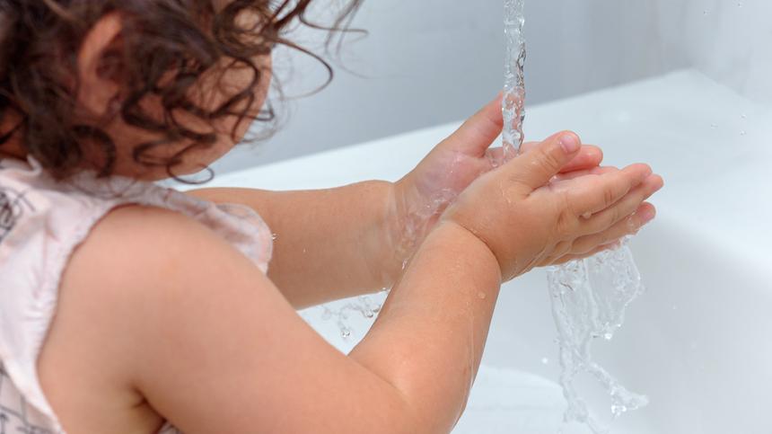 Kleines Mädchen wäscht sich die Hände