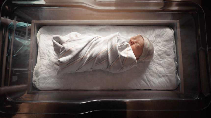 Neugeborenes Baby im Krankenhausbett