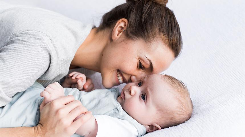 GSK_Meningitis bewegt: Frau und ihr Baby