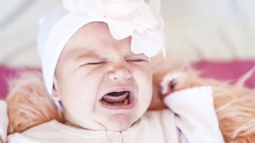 Baby mit einem kurzen Zungenbändchen schreit