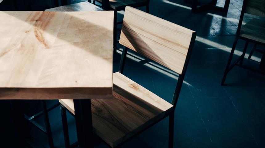 Leeres Klassenzimmer mit Holztisch und -stuhl