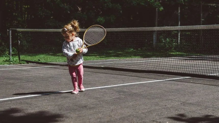 Mädchen spielt Tennis.