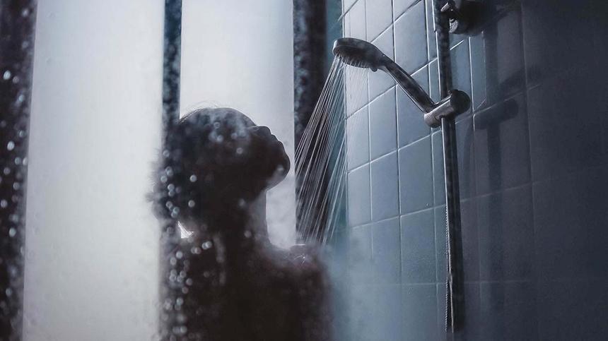 Frau duscht
