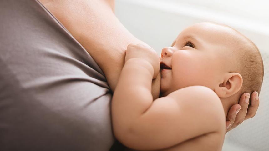 Stillen mit Flachwarzen: Frau stillt ihr Baby