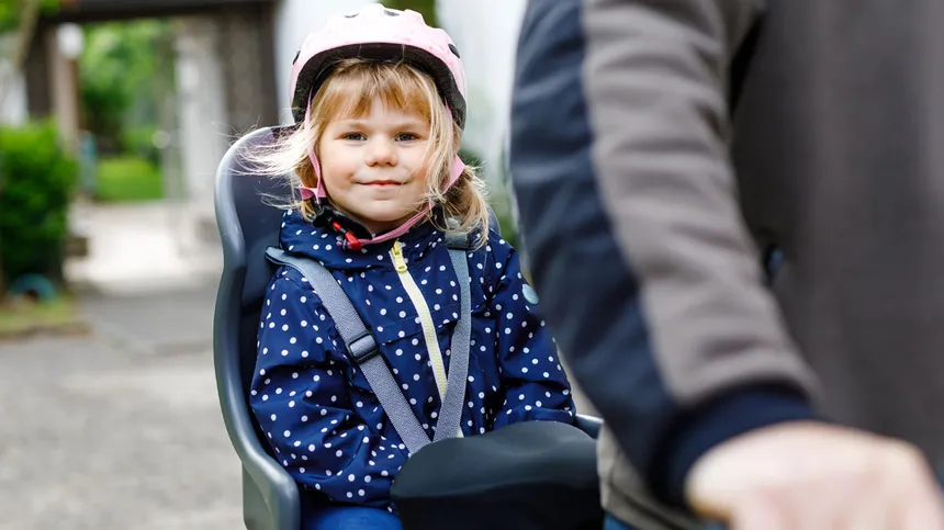 Ein Mädchen sitzt im Fahrradsitz