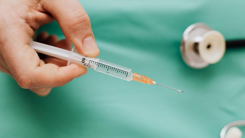 Arzt hält Spritze für Sechsfach-Impfung