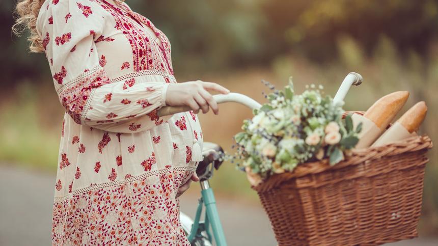Schwangere Frau mit dem Fahrrad