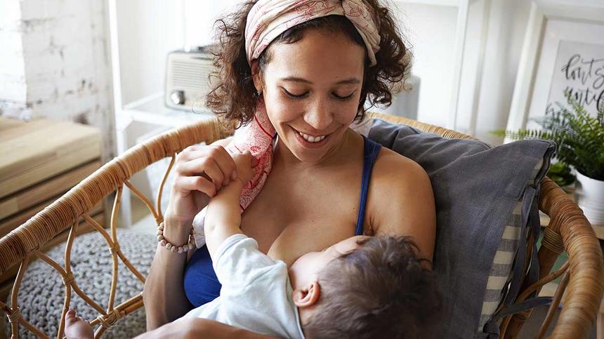 Milchspenderefelex: Mutter stillt ihr Baby