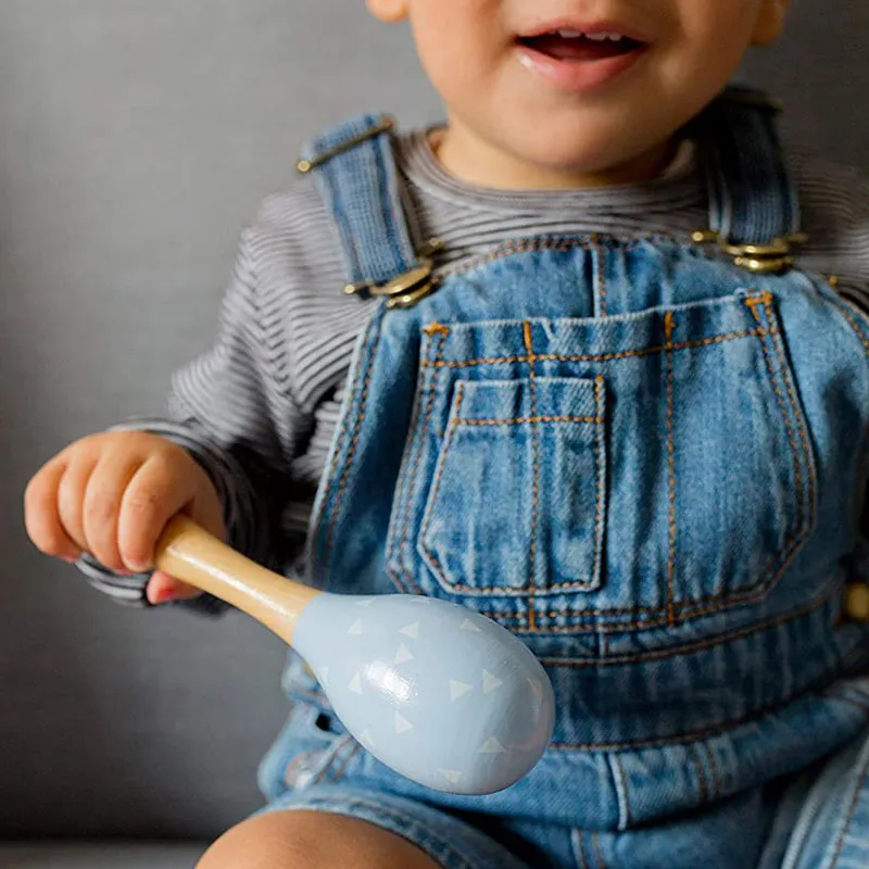 1.) Greifrassel aus HolzRasseln erzeugen lustige Geräusche und machen dein Baby mit akustischen Reizen neugierig. Dieses Holzspielzeug für Babys ist aus umweltfreundliche Materialien hergestellt und frei von Schadstoffen.
Hersteller: Kindsgut
Die süßen Rasseln kannst du hier bestellen.
