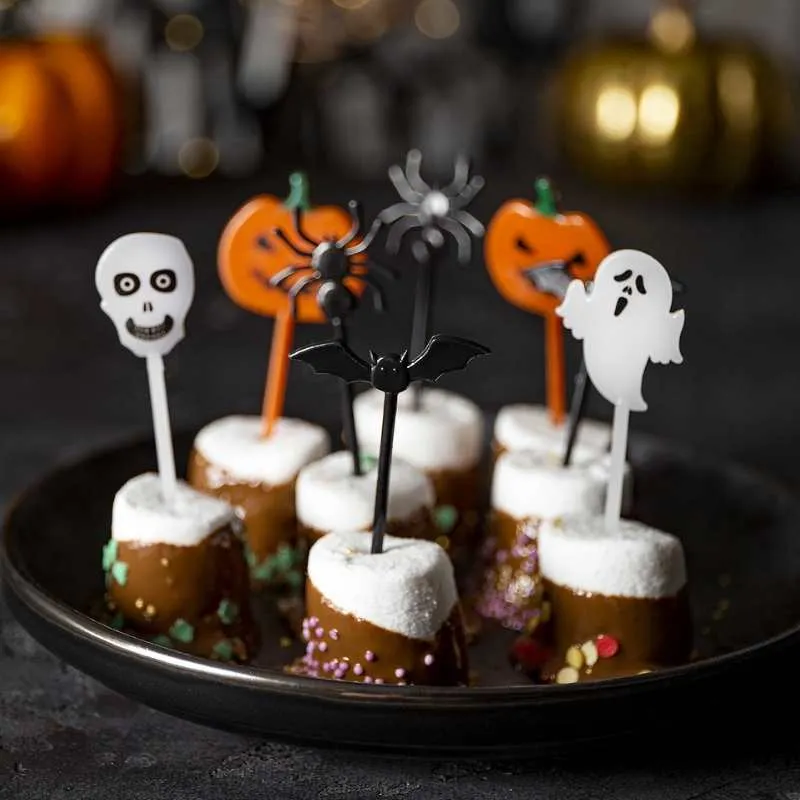 gruselige Halloween-Spieße für Süßigkeiten