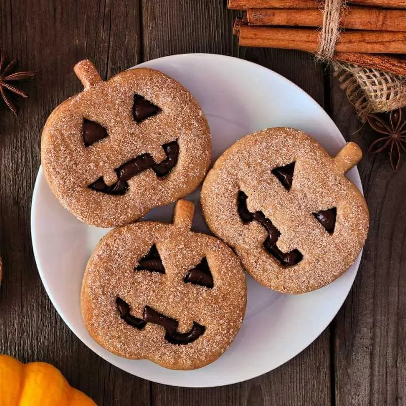 Kürbis-Kekse aus Mürbeteig: Halloween-Süßigkeiten selber machen