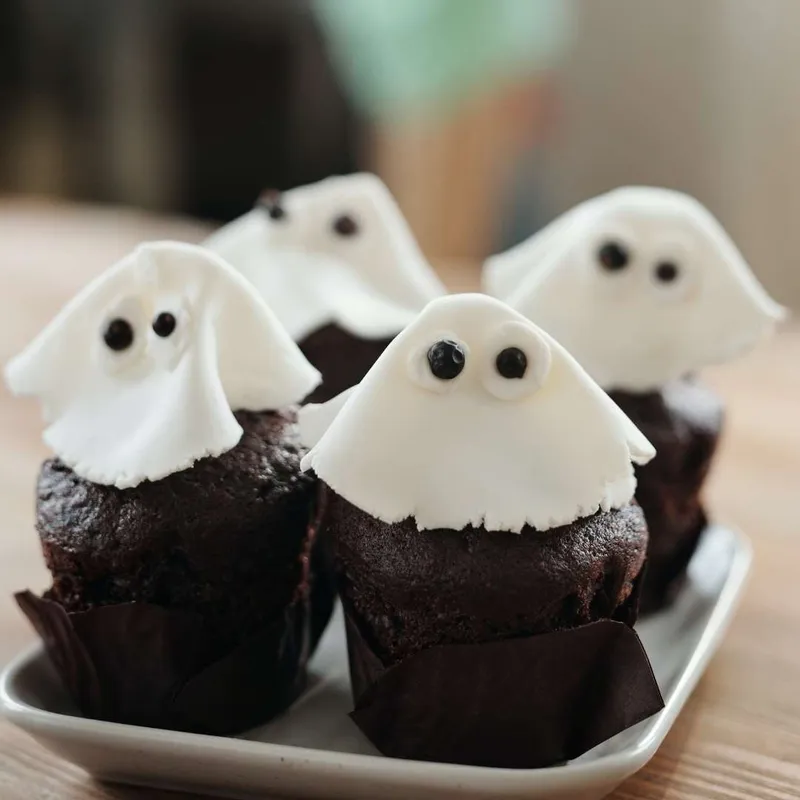 Geister-Muffins als selbstgemachte Halloween Süßigkeiten