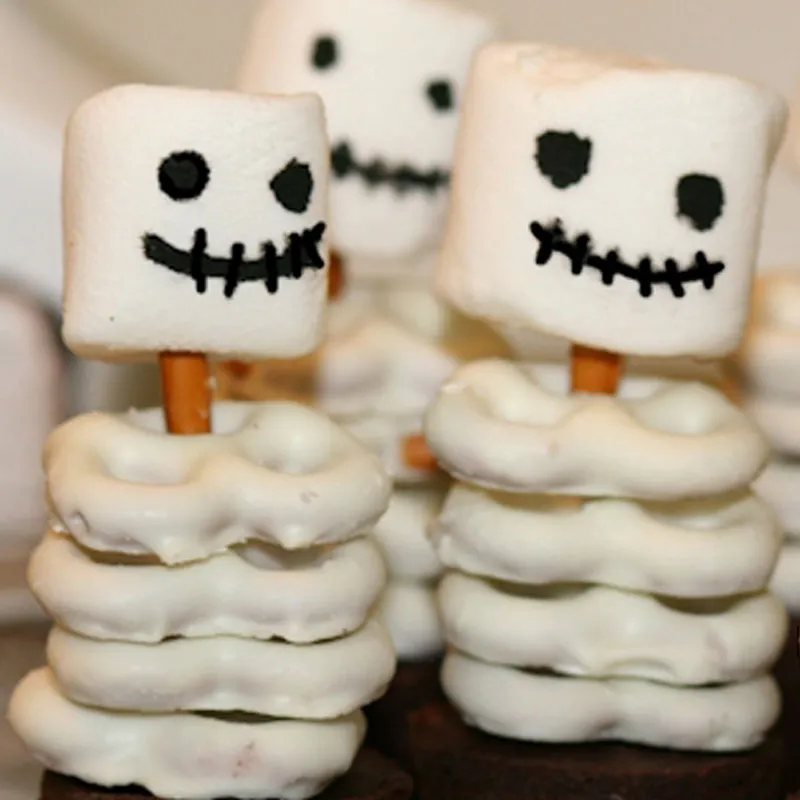6. Grusel-Idee für Halloween: Süßigkeiten aus Salzgebäck selber machenMit diesen Halloween-Skeletten gelingt es dir, die kleinen Gäste zu überraschen. Ein Brownie mit Marshmallows und einem Hauch von weißer Schokolade: Ist das nicht eine wunderschöne Kombi?
Hier findest du das Rezept für die leckeren Knochenmännchen. 
