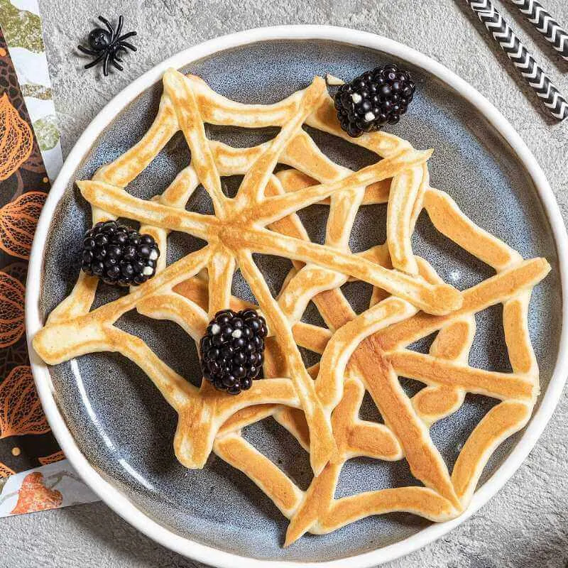 Halloween-Süßigkeiten selber machen: Spinnen-Pfannkuchen