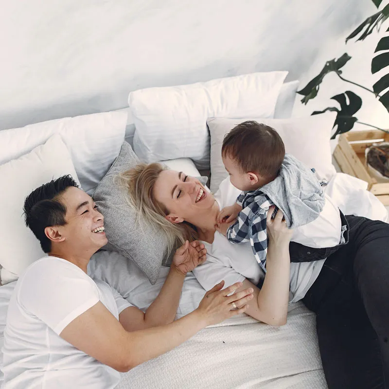 Familie mit Kind im Bett