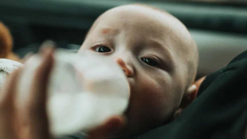 Baby mit Milchflasche