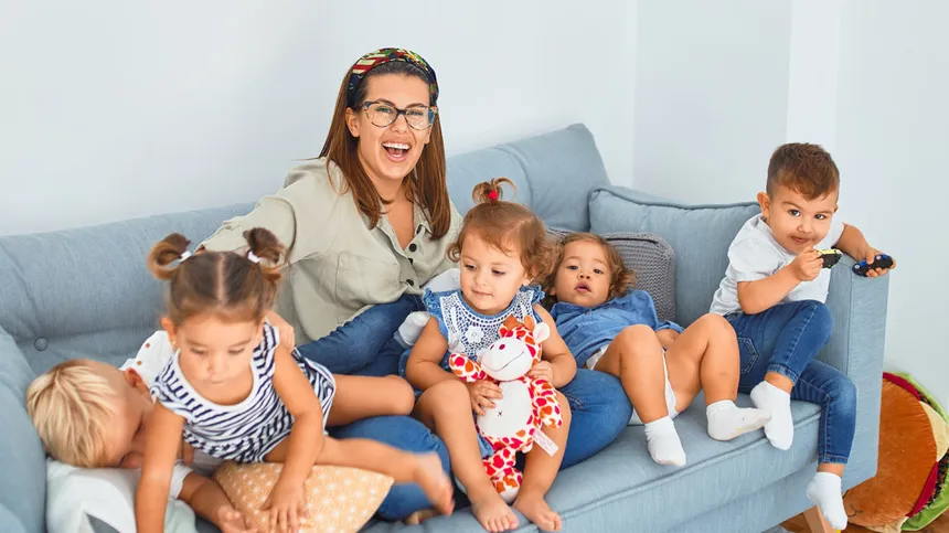 Mama mit fünf Kindern auf dem Sofa