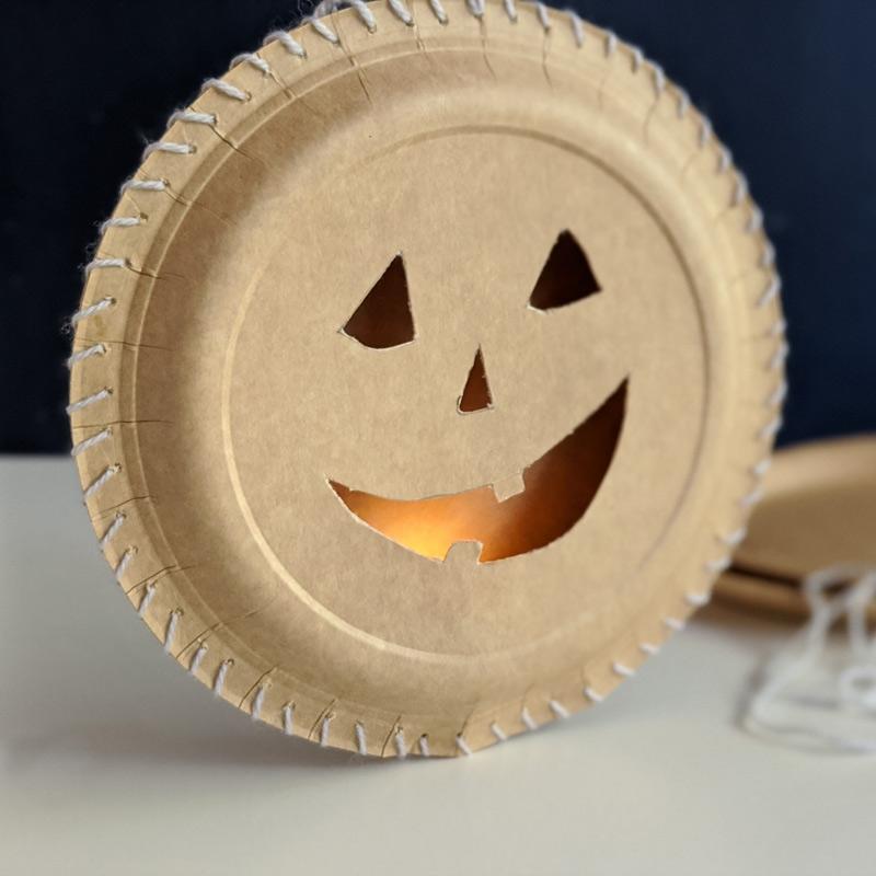 Pappteller mit Halloweengesicht