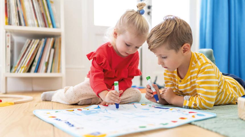 Zwei Kinder spielen mit Ravensburger Aqua Doodle
