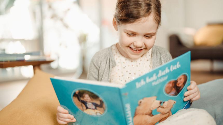 Mädchen liest Kinderbuch