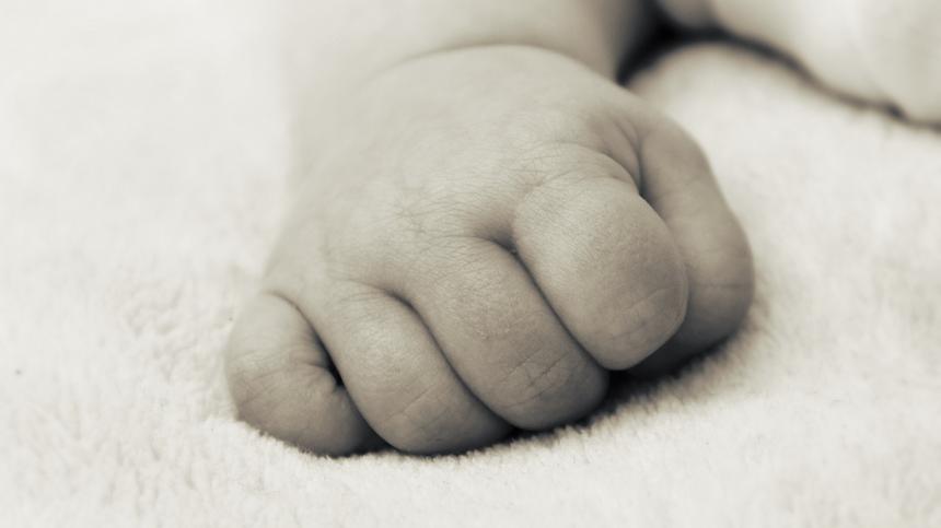 Nahaufnahme einer Hand eines Neugeborenen