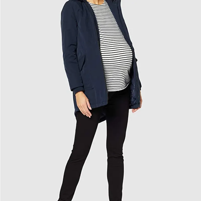 2. Esprit Maternity JacketDiese Umstandsjacke hält nicht nur schön warm, sondern ist auch noch nachhaltig und super stylisch! Das schicke Modell von Esprit ist in nachtgrau und graublau erhältlich.
Auf Amazon in beiden Farben zu kaufen.
