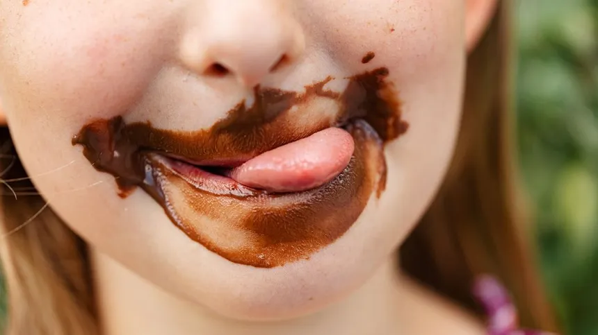 Mädchen mit Schokoladen-Mund
