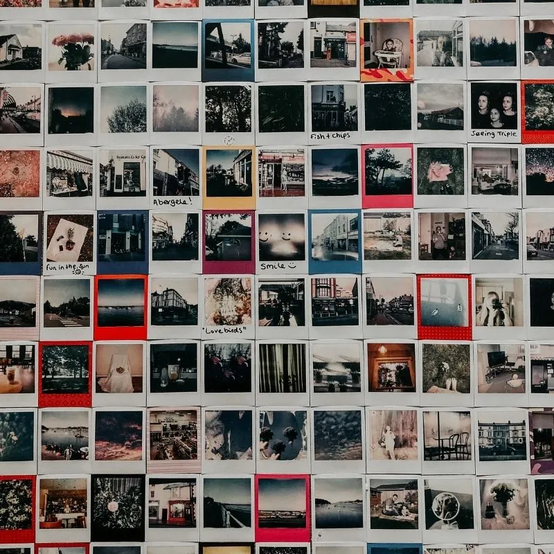 Polaroid-Bilder an einer Wand