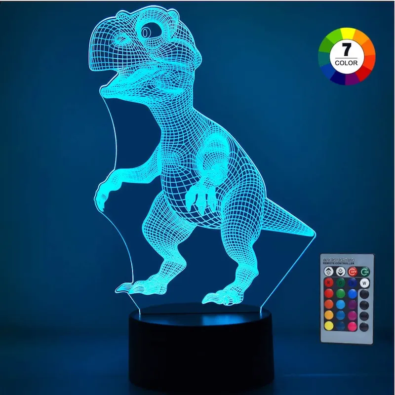 9. 3D Dinosaurier NachtlichtDiese Nachttischlampe ist etwas für wahre Dino-Fans! Die Lampe schafft die Illusion eines 3D-Dinosauriers und das mitten im Kinderzimmer! Das weiche Licht ist unbedenklich für Kinderaugen und beleuchtet den Raum sanft.
Die Lampe ist in drei Variationen hier zu kaufen.
