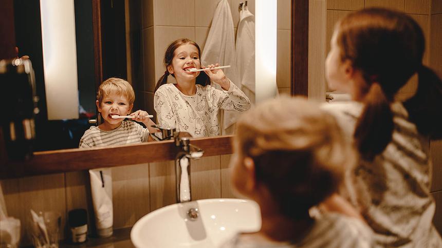 Kinder putzen ihre Zähne