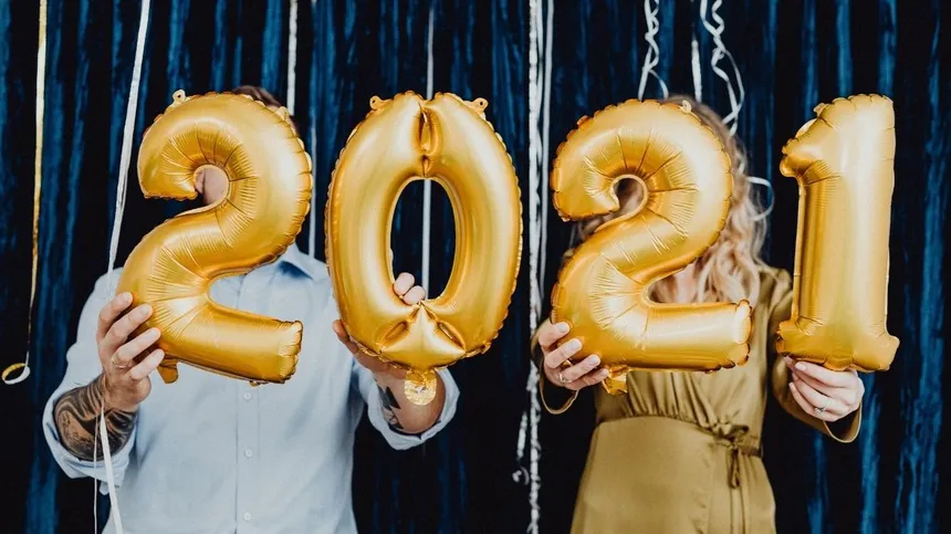 Paar hält Ballons mit 2021
