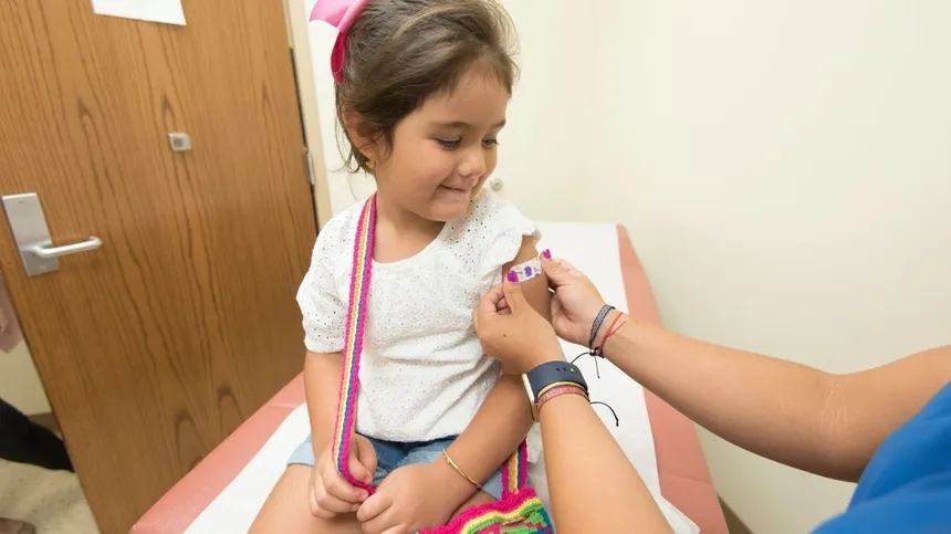 Kleines Mädchen bekommt Pflaster nach Impfung
