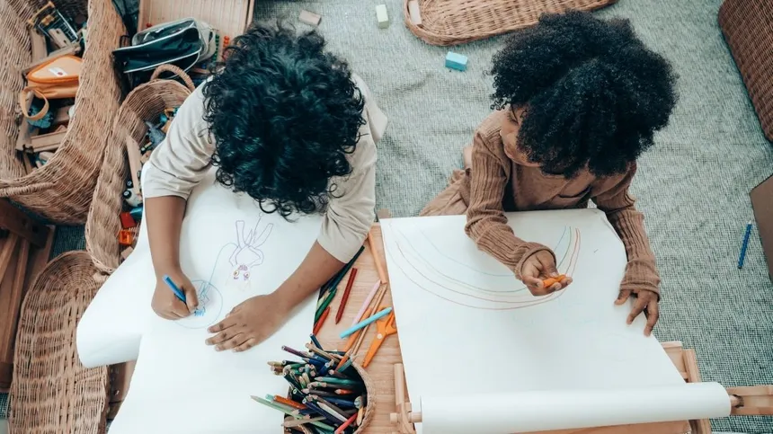 Zwei Kinder malen zusammen ein Bild