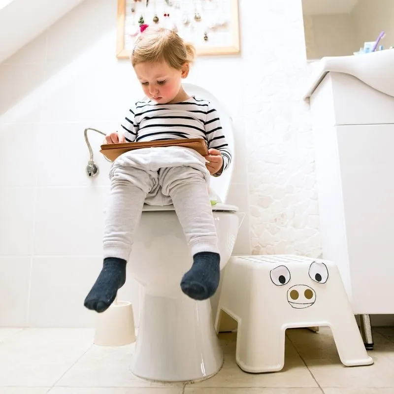 Kleines Kind sitzt auf Toilette