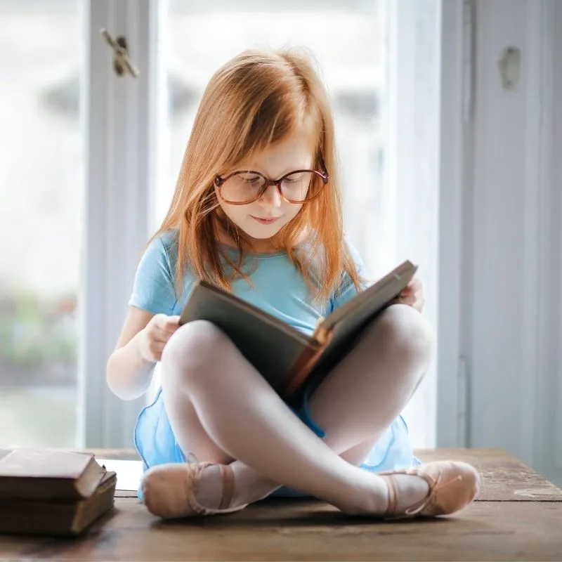 Kleines Mädchen liest ein Buch