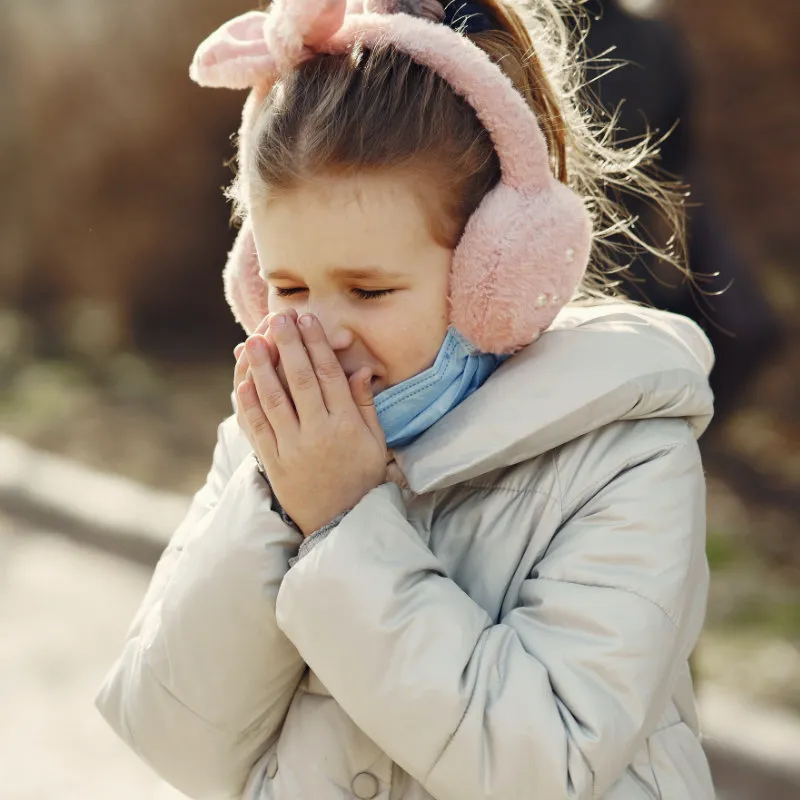 2. Photischer NiesreflexManche Menschen müssen niesen, wenn sie in die Sonne schauen. Dieses Phänomen nennt sich photischer Niesreflex (ACHOO-Syndrom) – er wird oft vom Vater an die Kinder weitergegeben. Hat der Vater den Niesreflex, vererbt er ihn mit einer Wahrscheinlichkeit von etwa 50 Prozent auch an seine Kinder.
