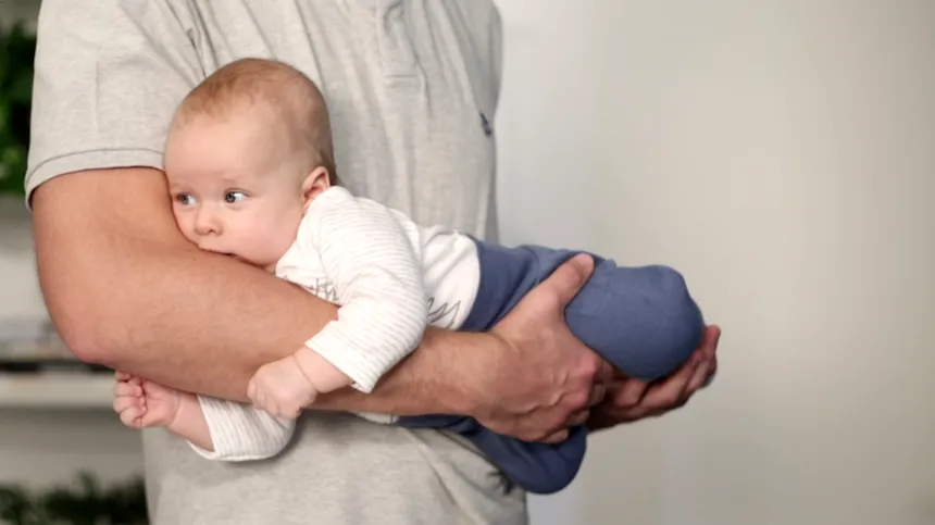 Fliegergriff für Babys und Neugeborene: Sicherer Halt und Hilfe bei Bauchweh