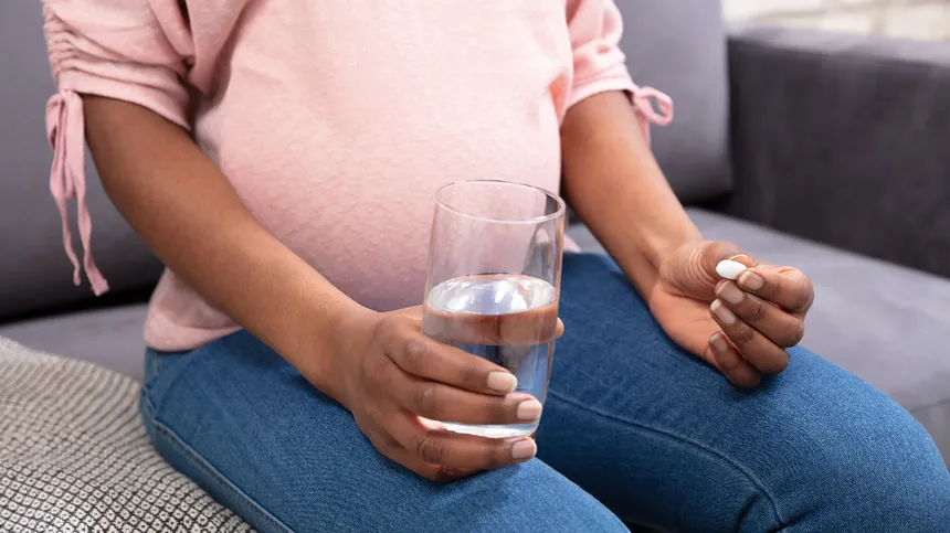 Schwangere nimmt Antibiotikum