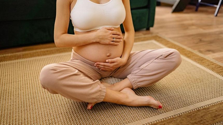 Geburt ohne Schmerzen- Schwangere meditiert