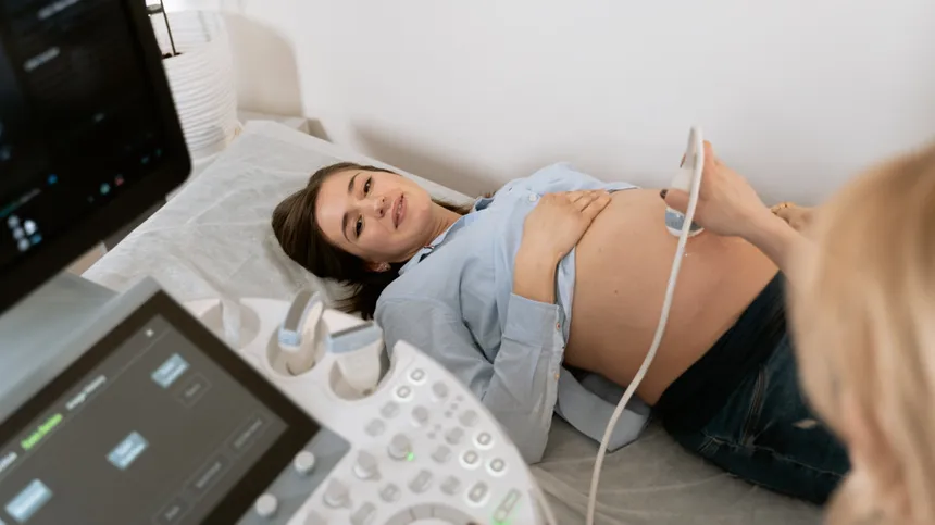 Schwangere beim Ultraschall wegen Plazentainsuffizienz