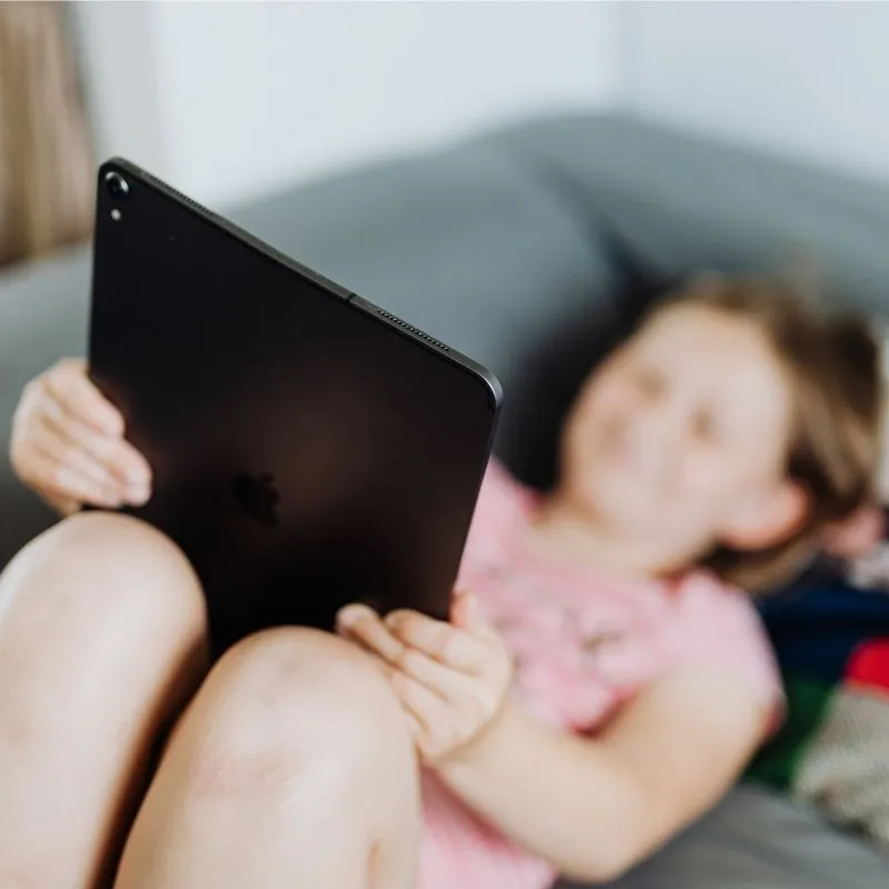 Kind spielt Lern-Apps am Tablet
