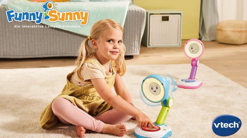 Mädchen spielt mit Funny Sunny von VTech