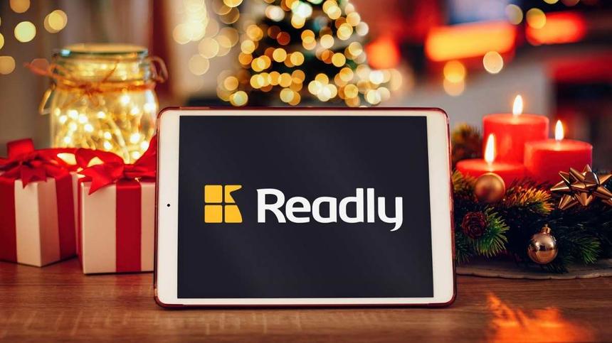 Tablet mit Readly-Logo auf dem Weihnachtstisch