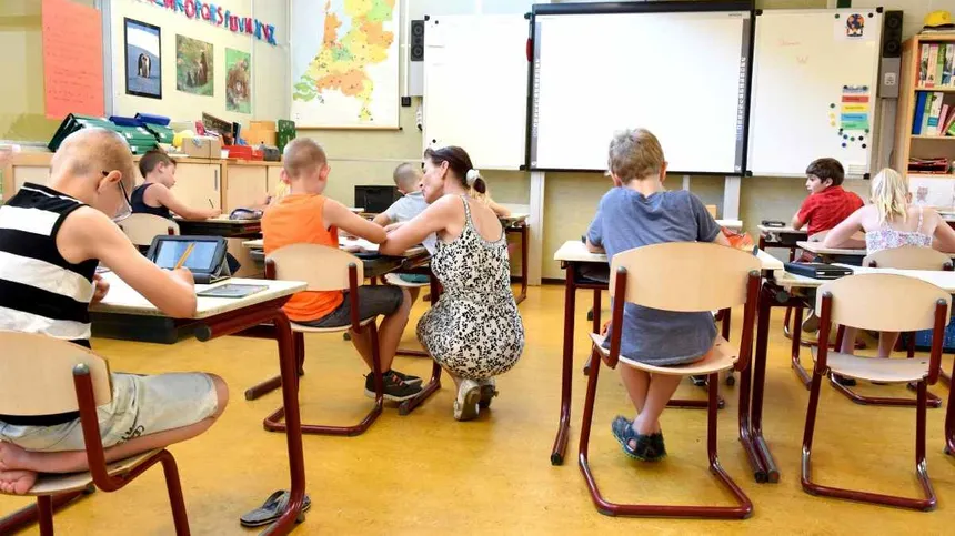 Kinder in einem großen Klassenzimmer