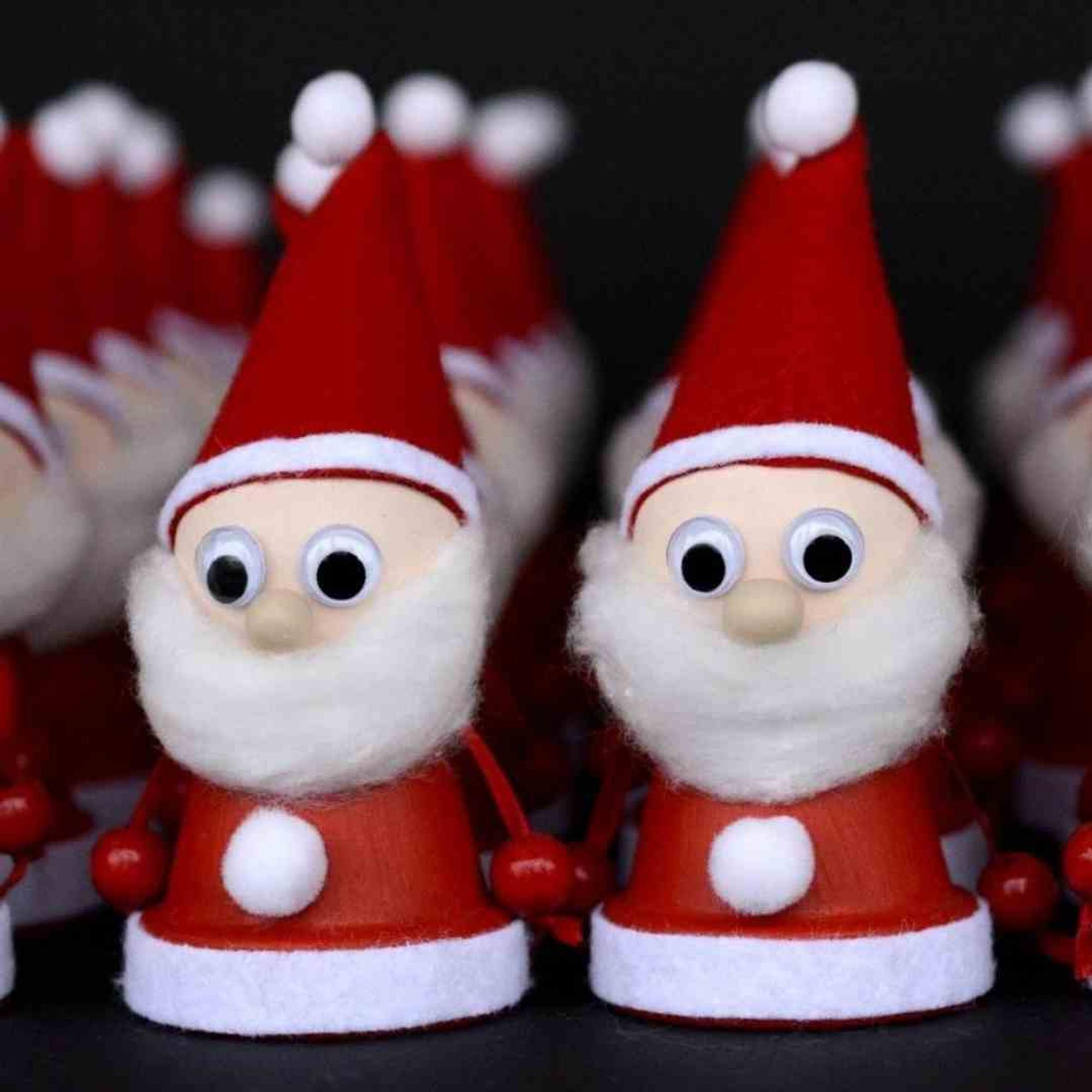 Selbstgebastelte Weihnachtsmänner mit Bart