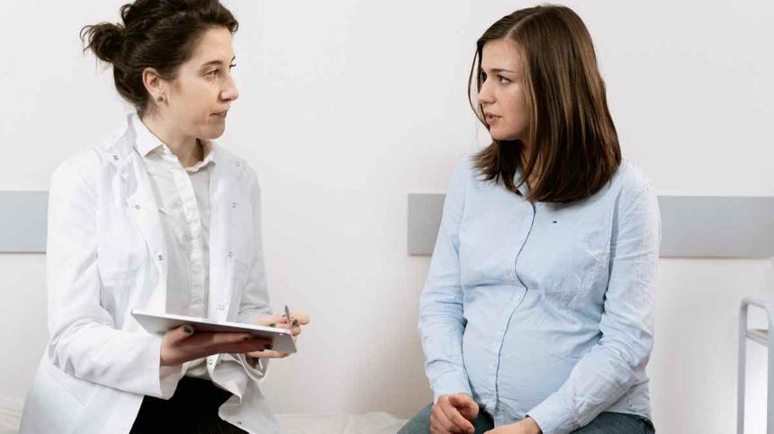 schwangere Frau lässt beim Arzt ihr Cholesterin abklären