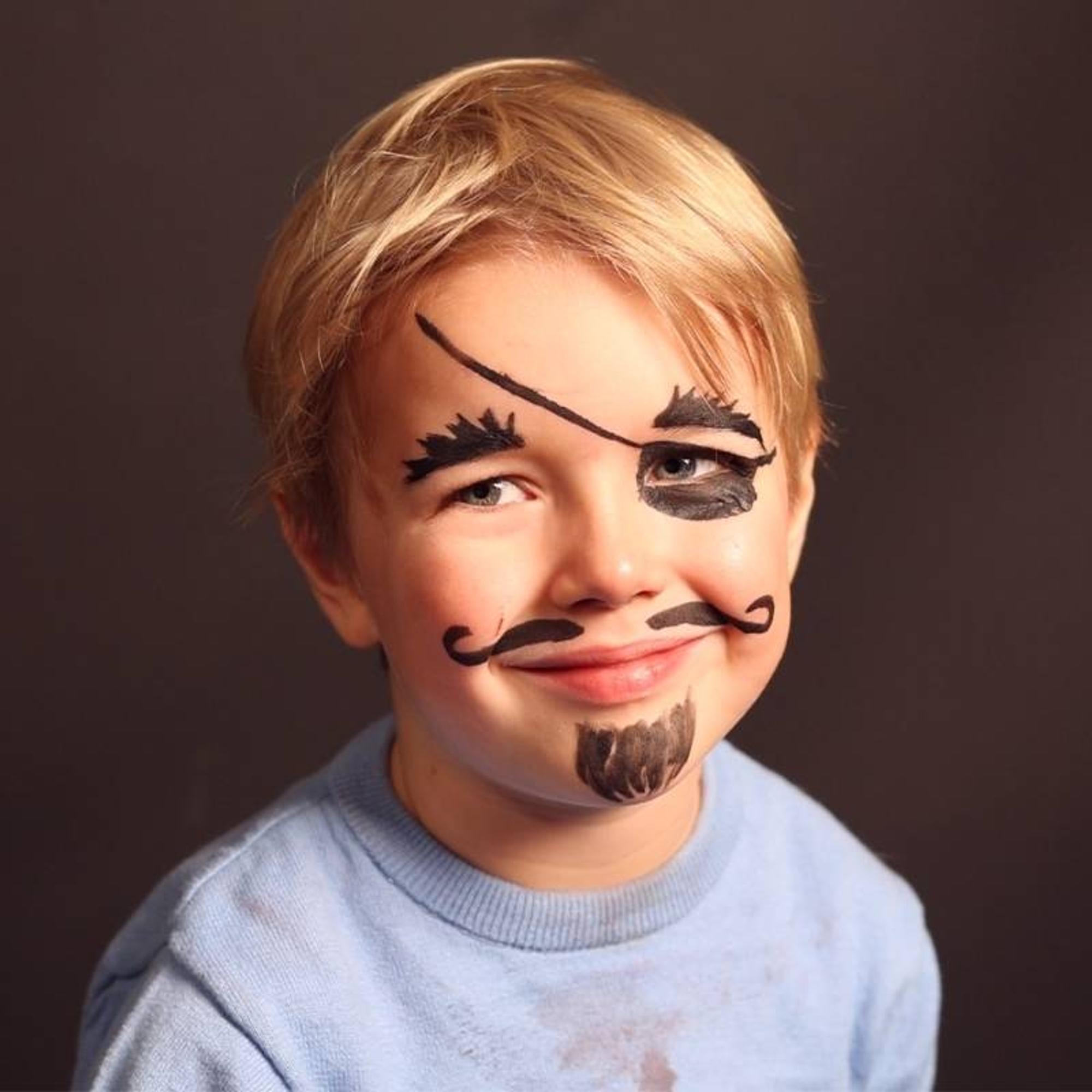 Pirat schminken: fertiges Ergebnis mit Bart