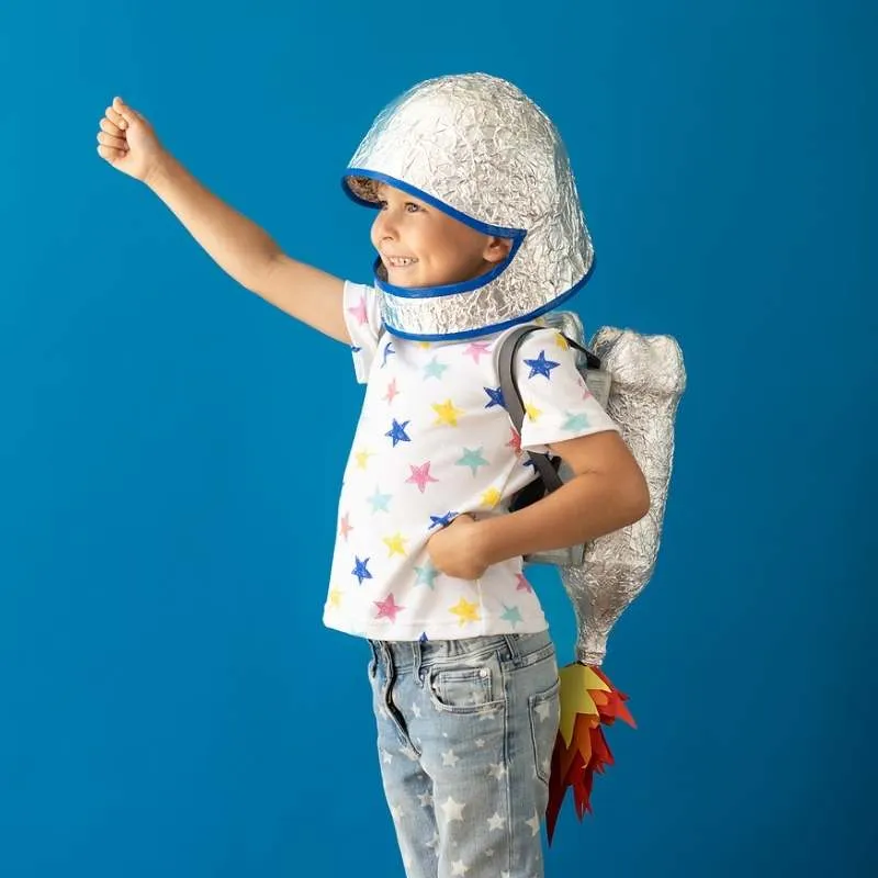 Kind trägt selbstgemachtes Faschingskostüm
