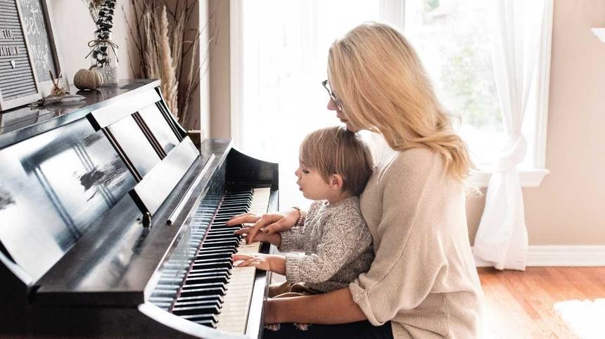 Kleinkind beim Klavierunterricht
