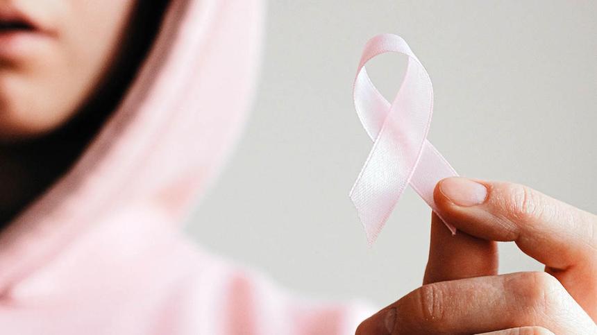 Brustkrebs-Arten - Frau hält pink ribbon